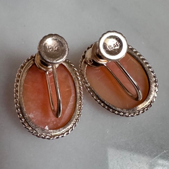 Vintage 10K Yellow Gold Carved Shell Cameo Screw Back Earrings 4.24 Gram - Picture 10 of 12
